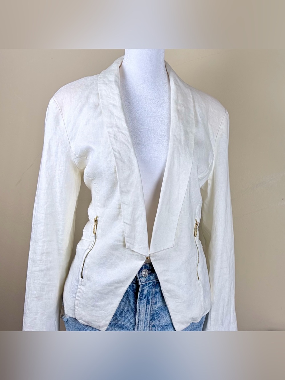 Bebe cream 100% linen jacket Size XL with side pleats and gold zippers